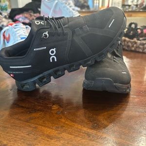 Black ON Cloud shoes